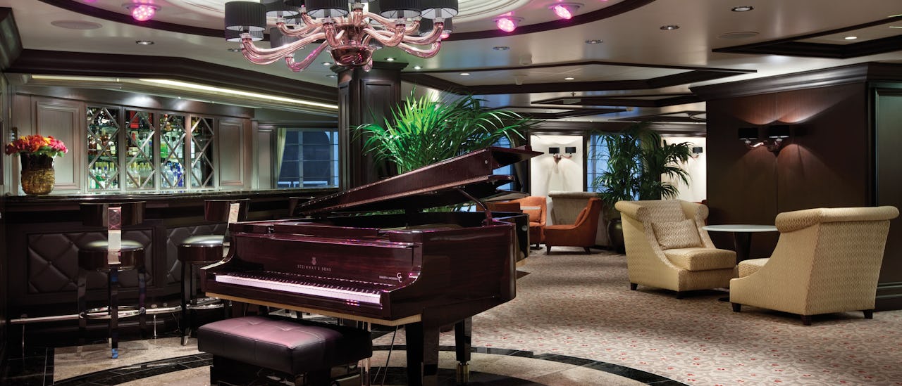 Lytt til levende pianomusikk i Martini Bar