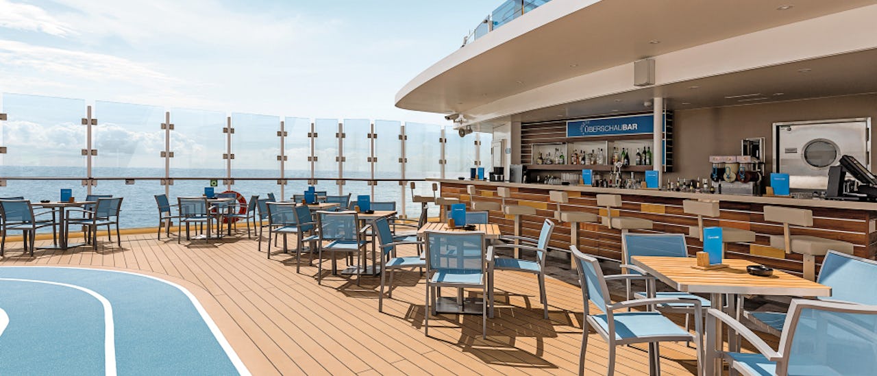 The Überschau Bar is the "Wellness Bar," ideal for socializing during breaks between sports activities