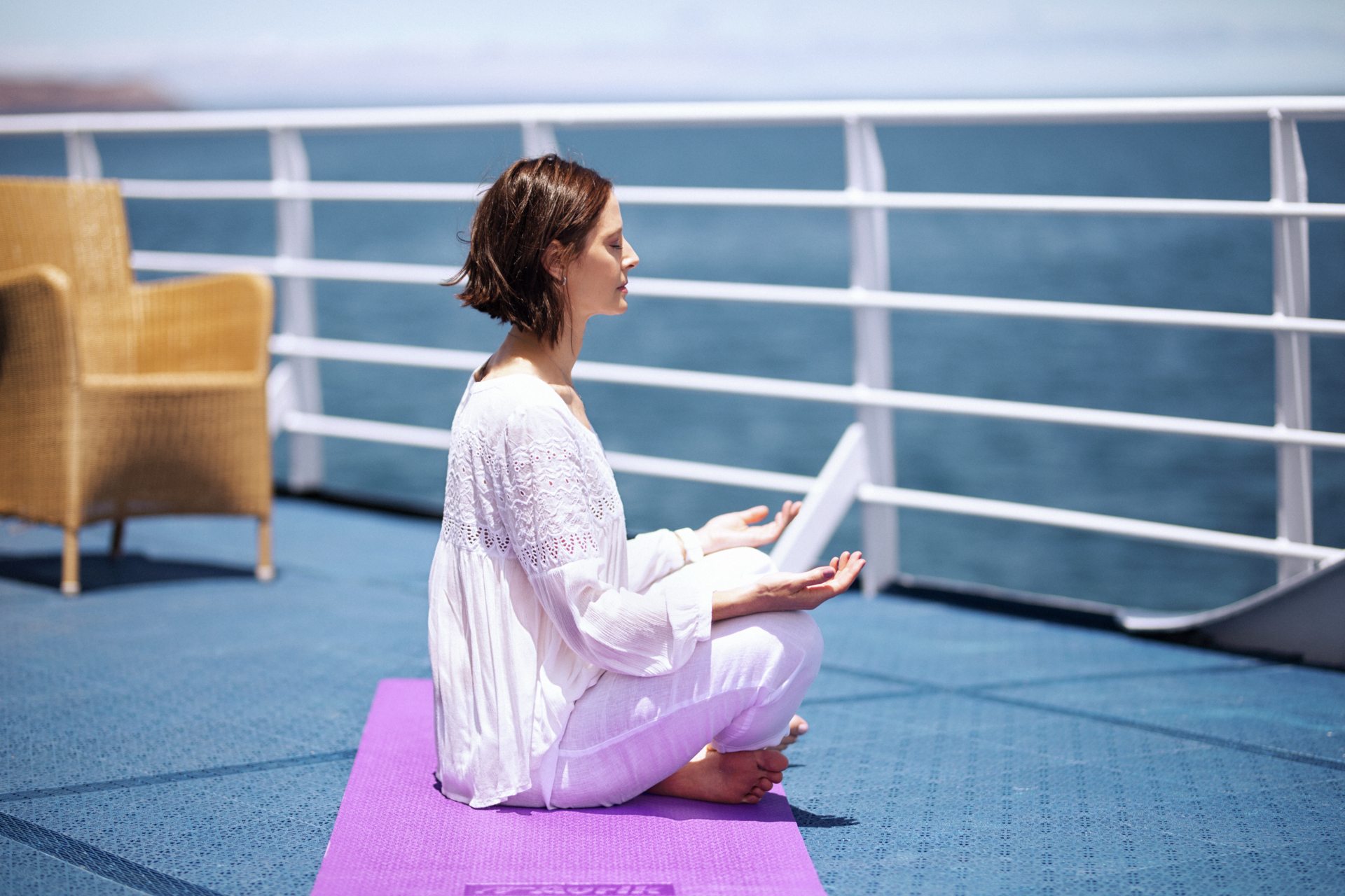 Treningssenteret er utstyrt med yogamatter, et sett med vekter, tredemøller og to treningssykler.