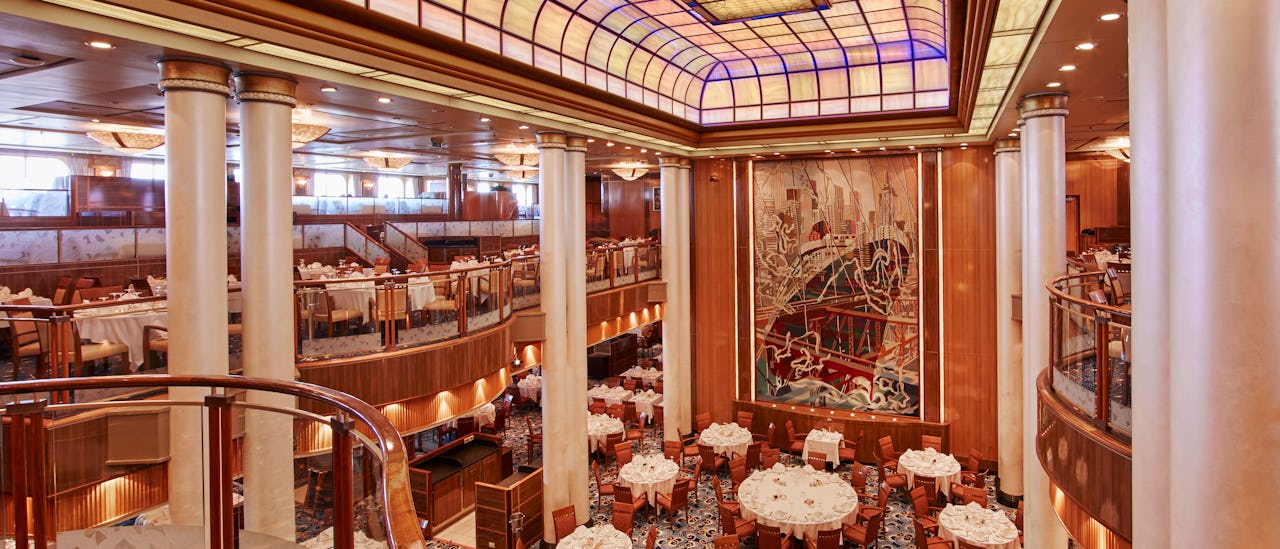 Britannia Restaurant - à la carte-restauranten som inkludert i cruisebilletten.