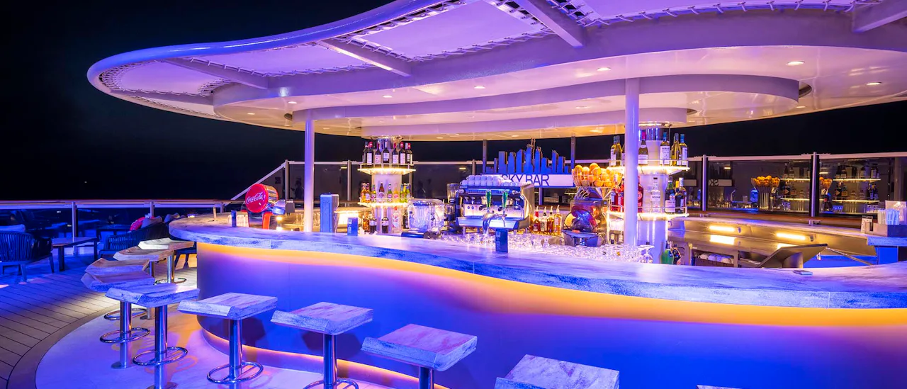 Ta deg noe å drikke i Sky Bar