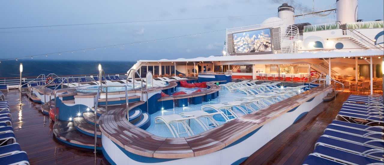 Slapp av ved bassenget lengst bak