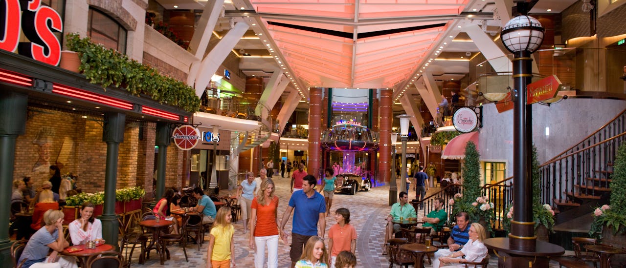 Spaser blant butikker, barer og restauranter på Royal Promenade