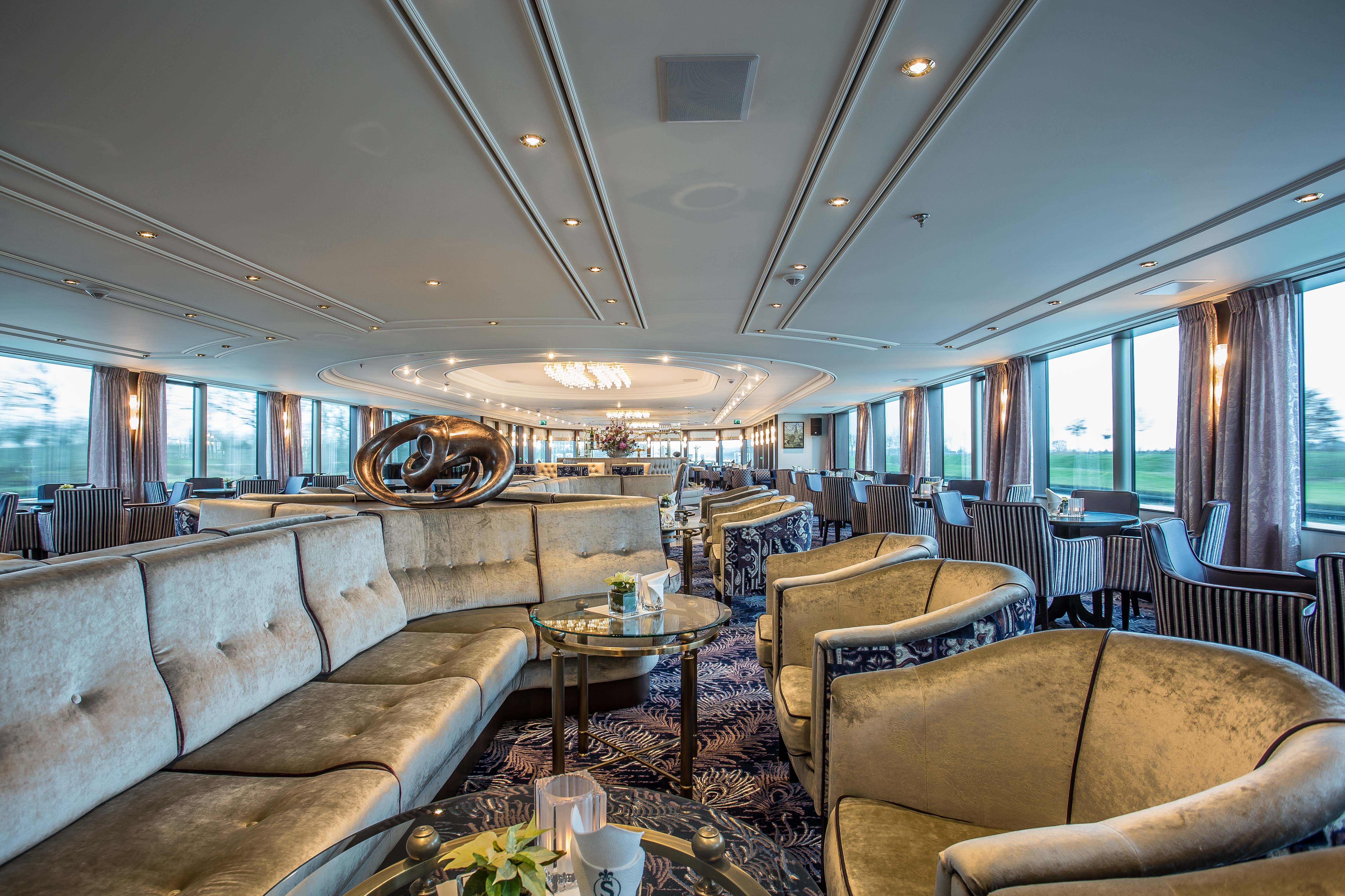 Nyt landskapet som segler forbi i panoramaloungen