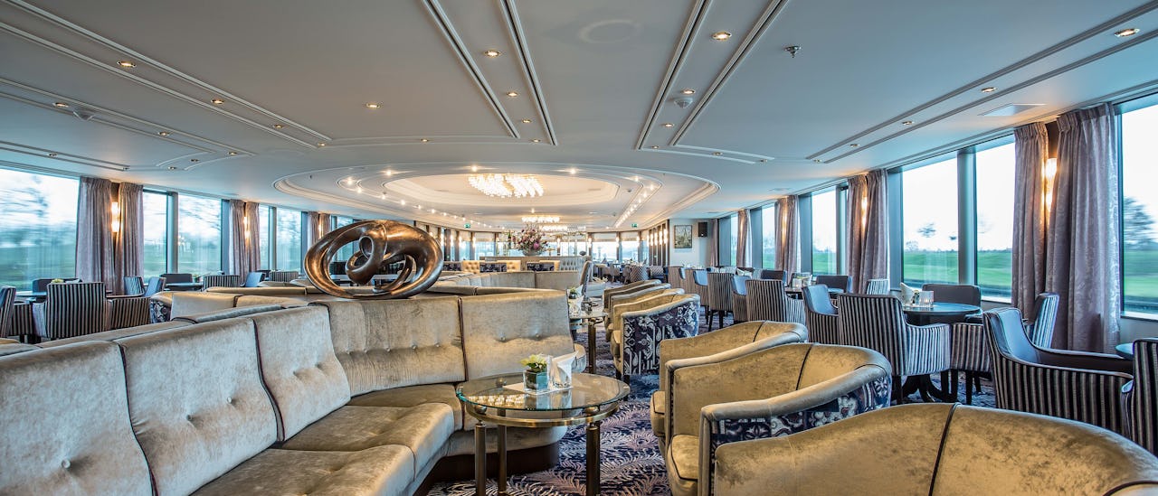 Nyt landskapet som segler forbi i panoramaloungen