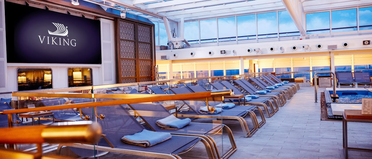 Herlige solsenger ved bassenget.