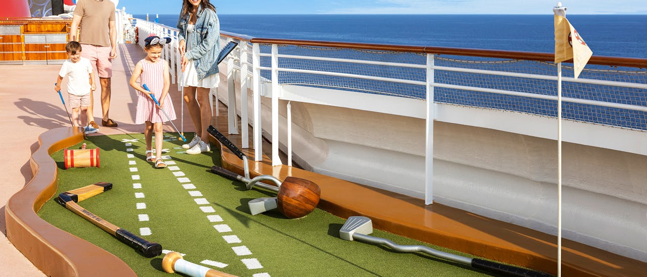 Spill minigolf på Goofy's Sports Deck