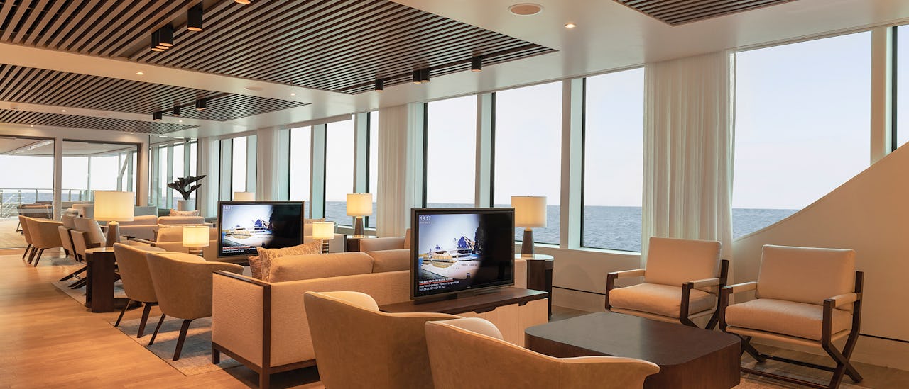 Basecamp, en elegant salong hvor gjestene kan sosialisere seg før og etter utflukter.