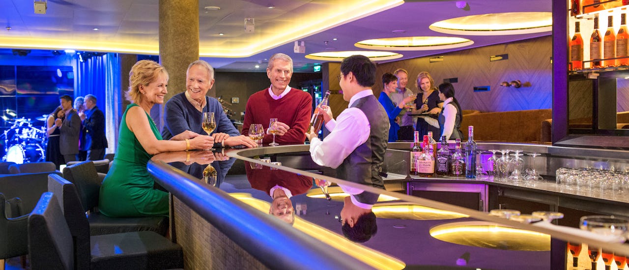 Lytt til levende musikk i baren.