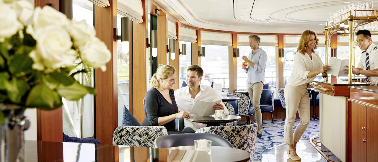 Hvor du enn går er det panoramavinduer fra gulv til tak.