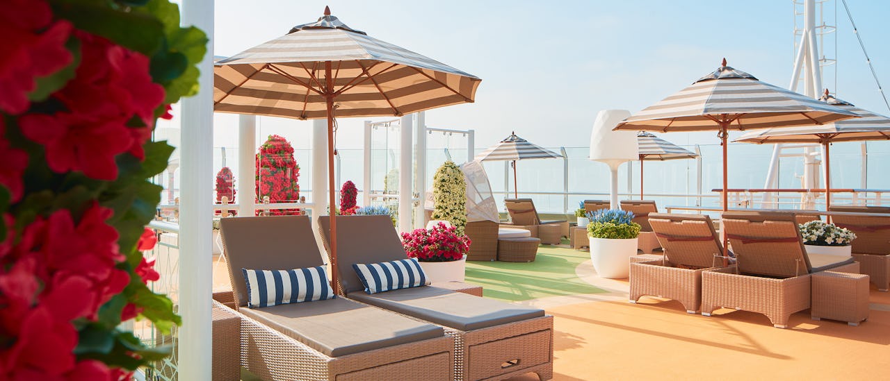 Solarium Versilia - relax on  loungers, order a cocktail and feel like you're on a beach in Versilia