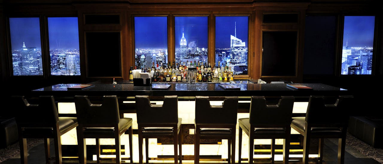 Nyt en cocktail i baren