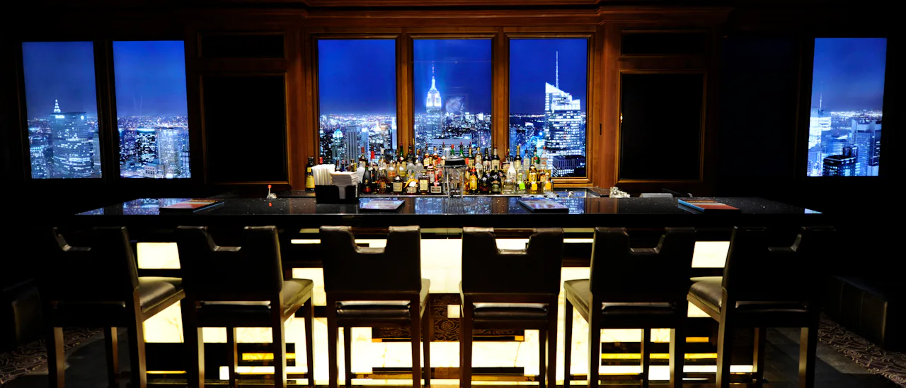 Nyt en cocktail i baren