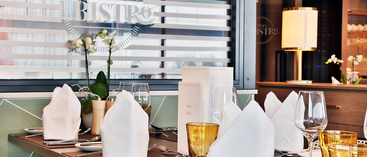 Nyt en gourmetmiddag på Bistro. (Lurt å booke på forhånd)