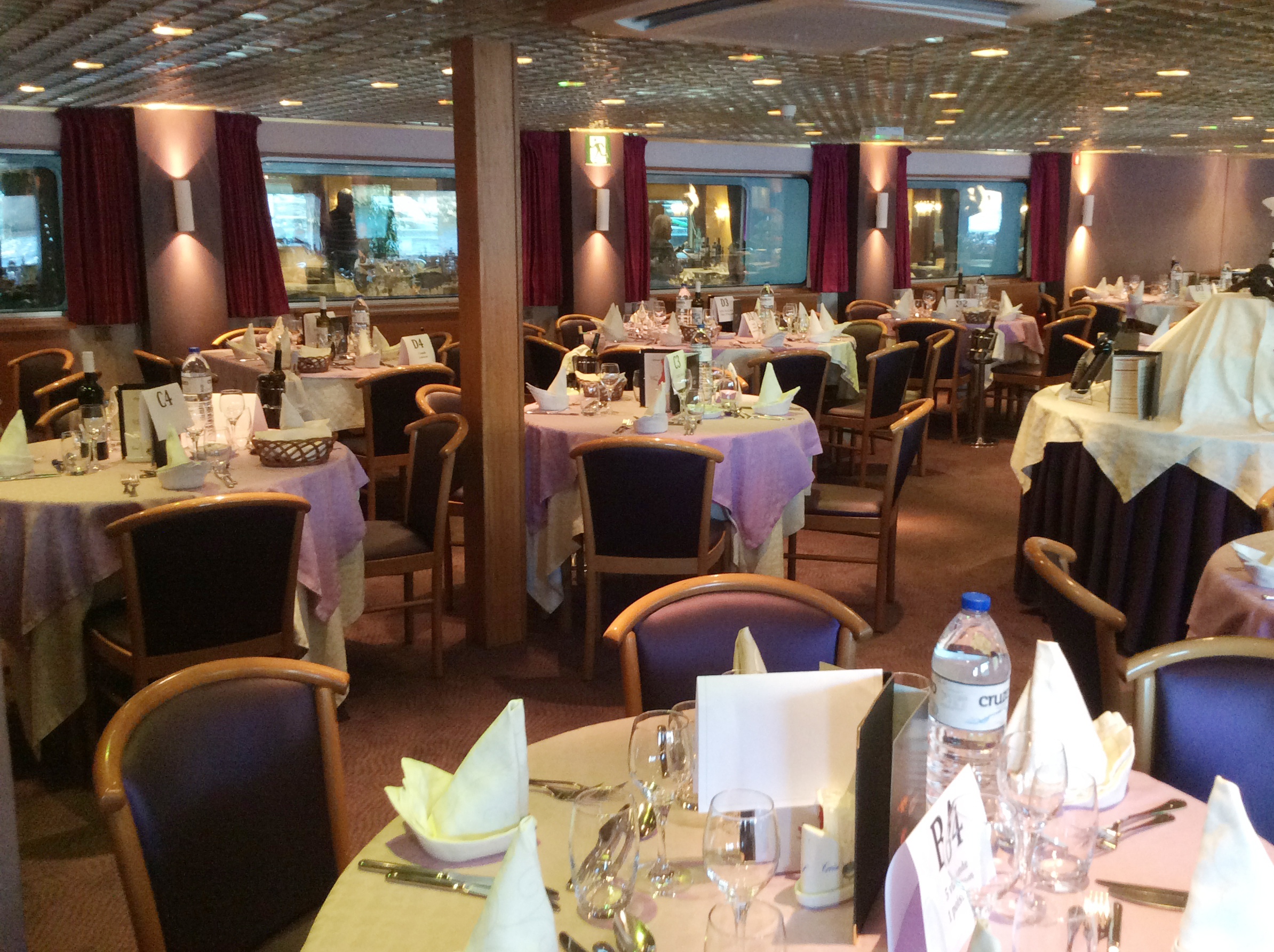Atmosfæren i hovedrestauranten er avslappet, men elegant.