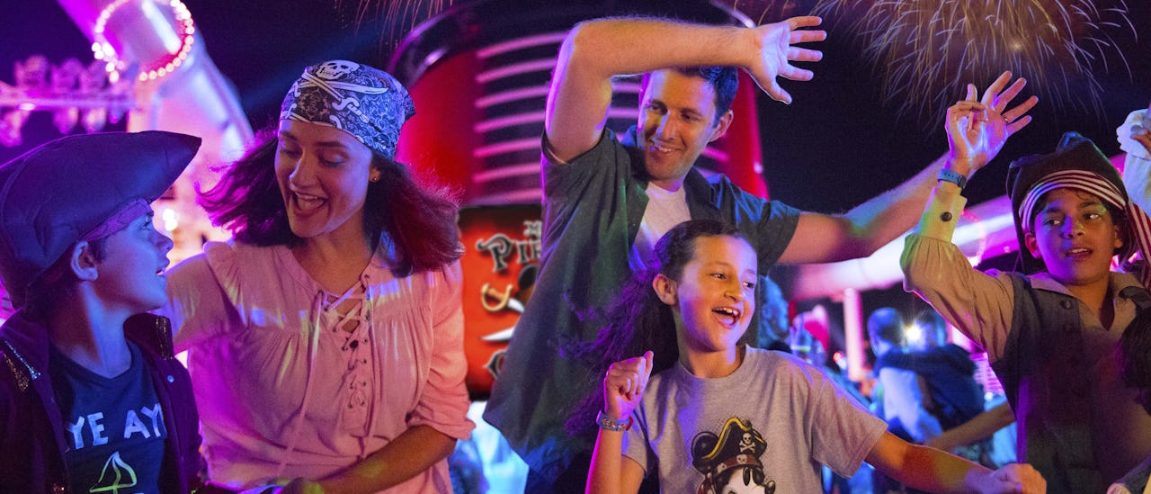 Ha det gøy med piratene under Pirates of the Caribbean-kveldene!