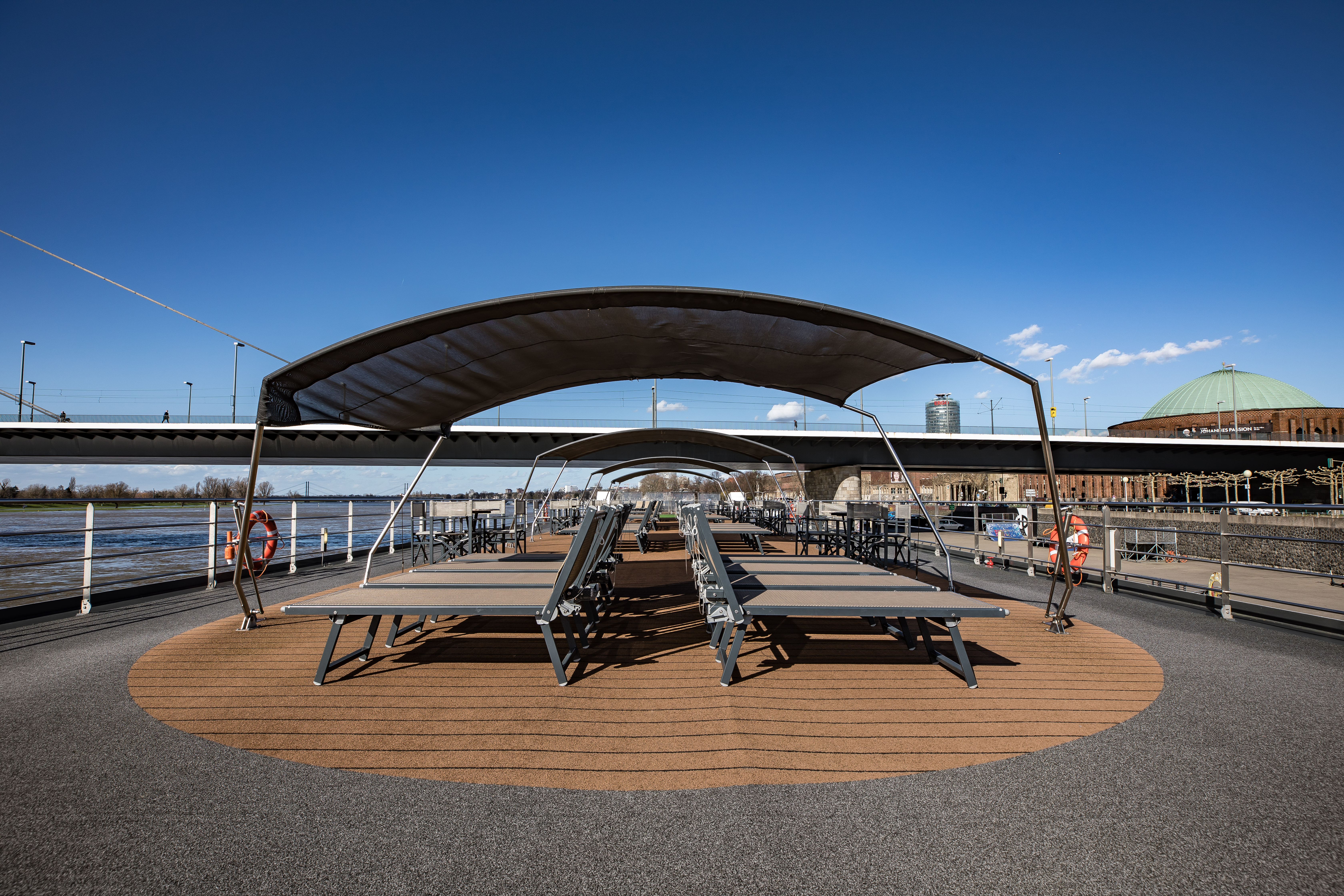 Len deg tilbake på soldekket