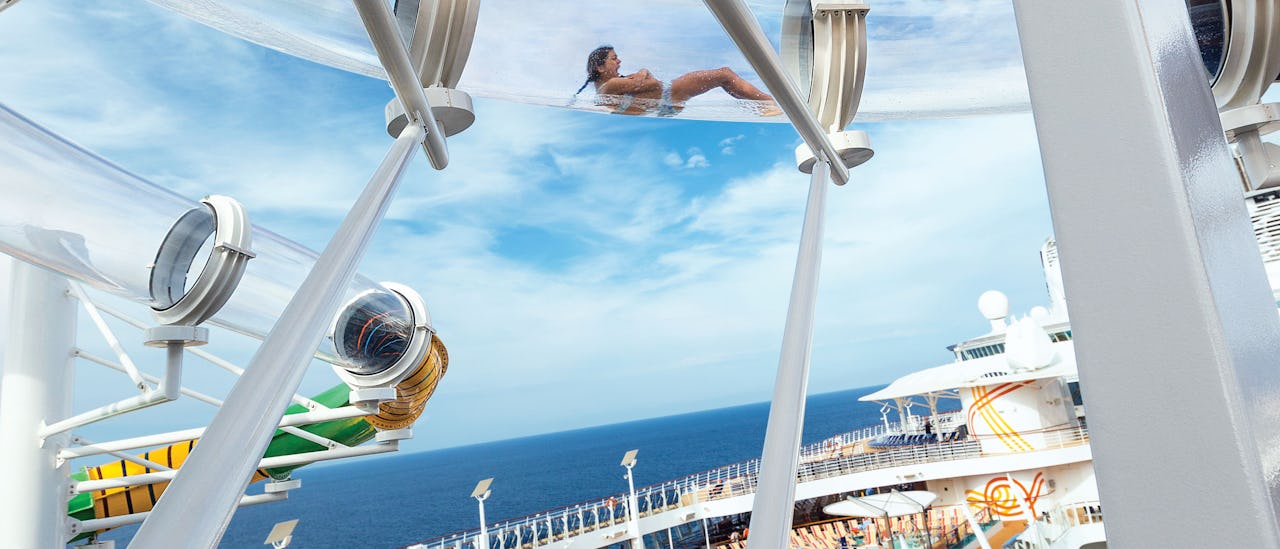 Perfect Storm - tre vannsklier som henger høyt over bassengområdet og Central Park