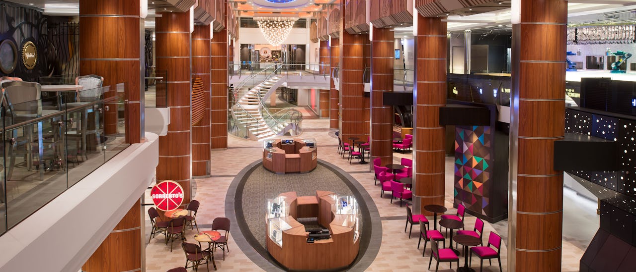 Royal Esplanade med butikker, restauranter og barer