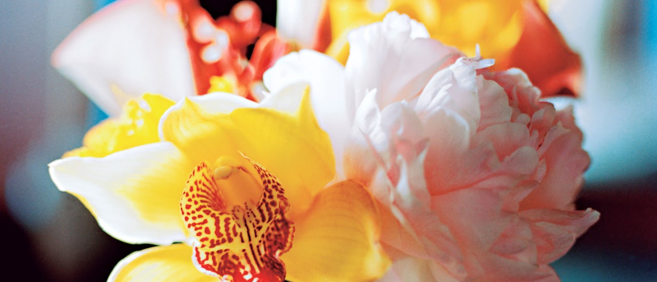 Ombord er det en blomsterhandler som pynter lounger, barer og restauranter med blomsterdekorasjoner.