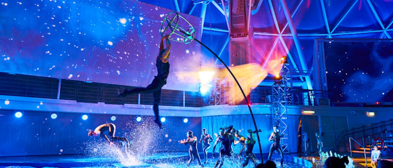 Hårreisende akrobatikk ned i havets dypeste basseng!