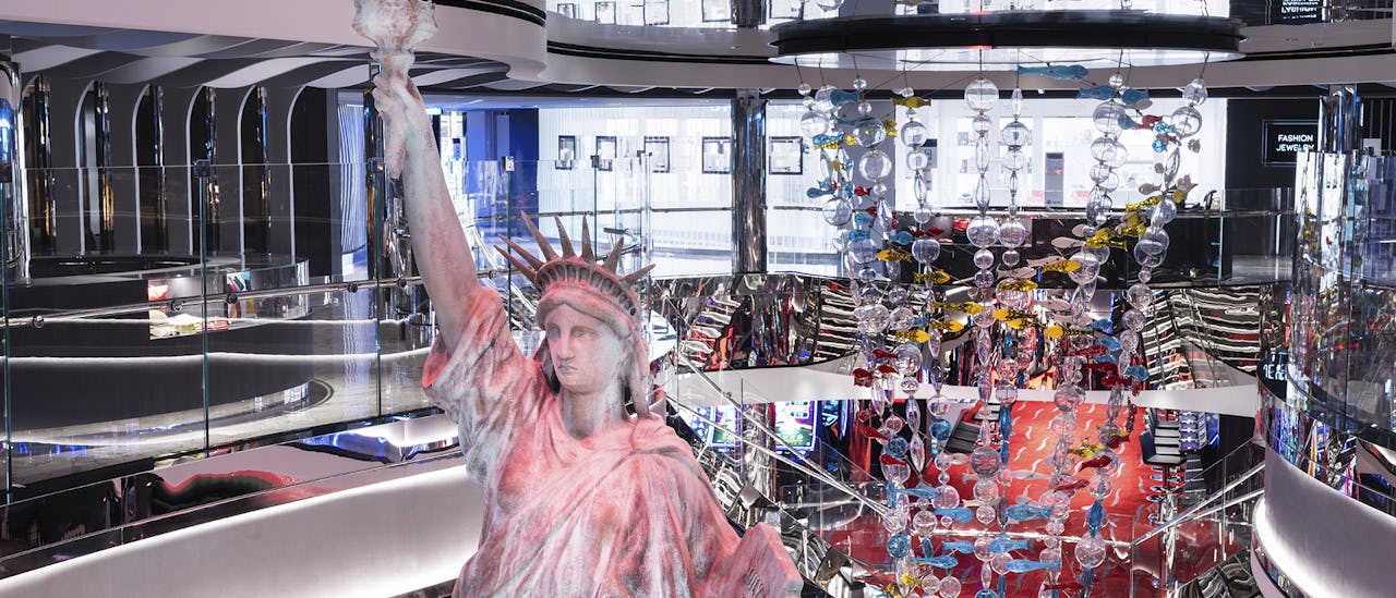 Designen ombord, fellesområdene og spillestedsnavnene er inspirert av storbyen New York City