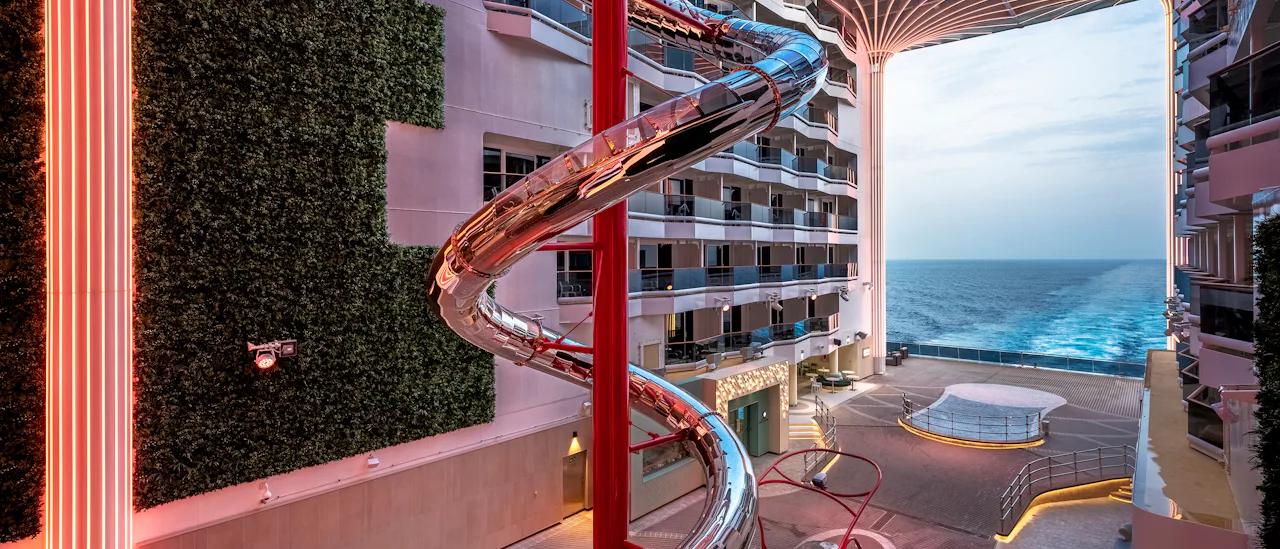 Spiralen, som er en 11-dekks toppmoderne rutchebane laget av rustfritt stål, er midtpunktet på promenaden.