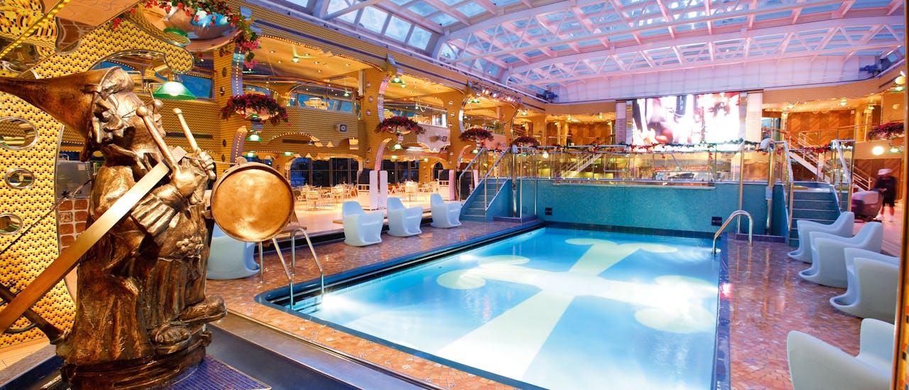 Innendørs svømmebasseng med tak som kan åpnes.