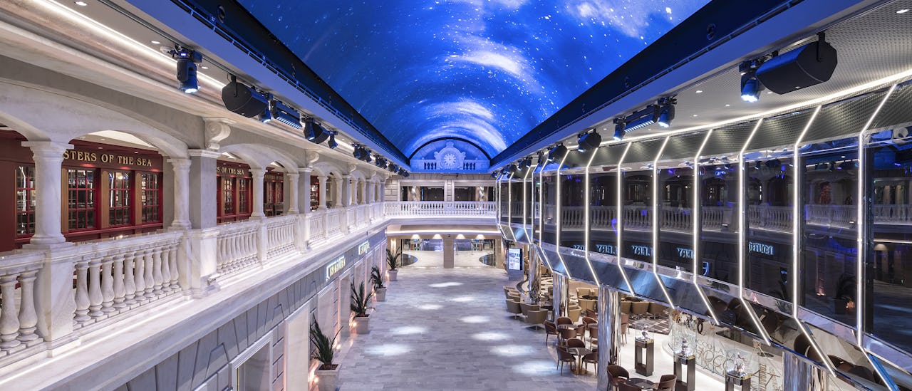 Den 96 m lange promenaden er fylt med butikker, barer og restauranter under en 480 kvm LED-skjerm