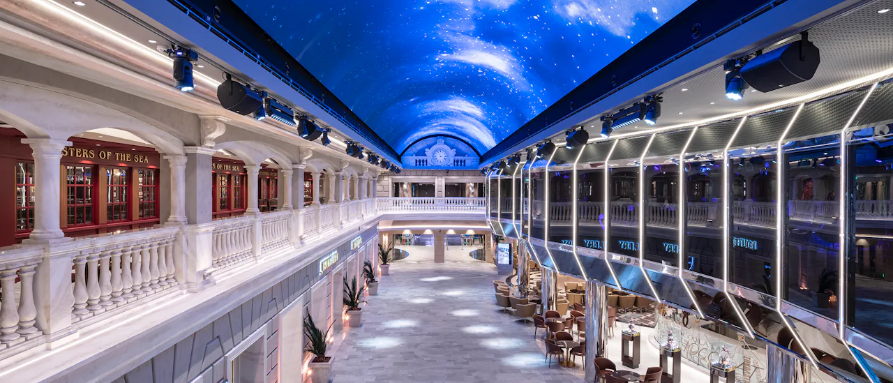 Den 90 meter lange gaten er full av butikker, barer og restauranter under en 46 m² stor LED-skjerm.