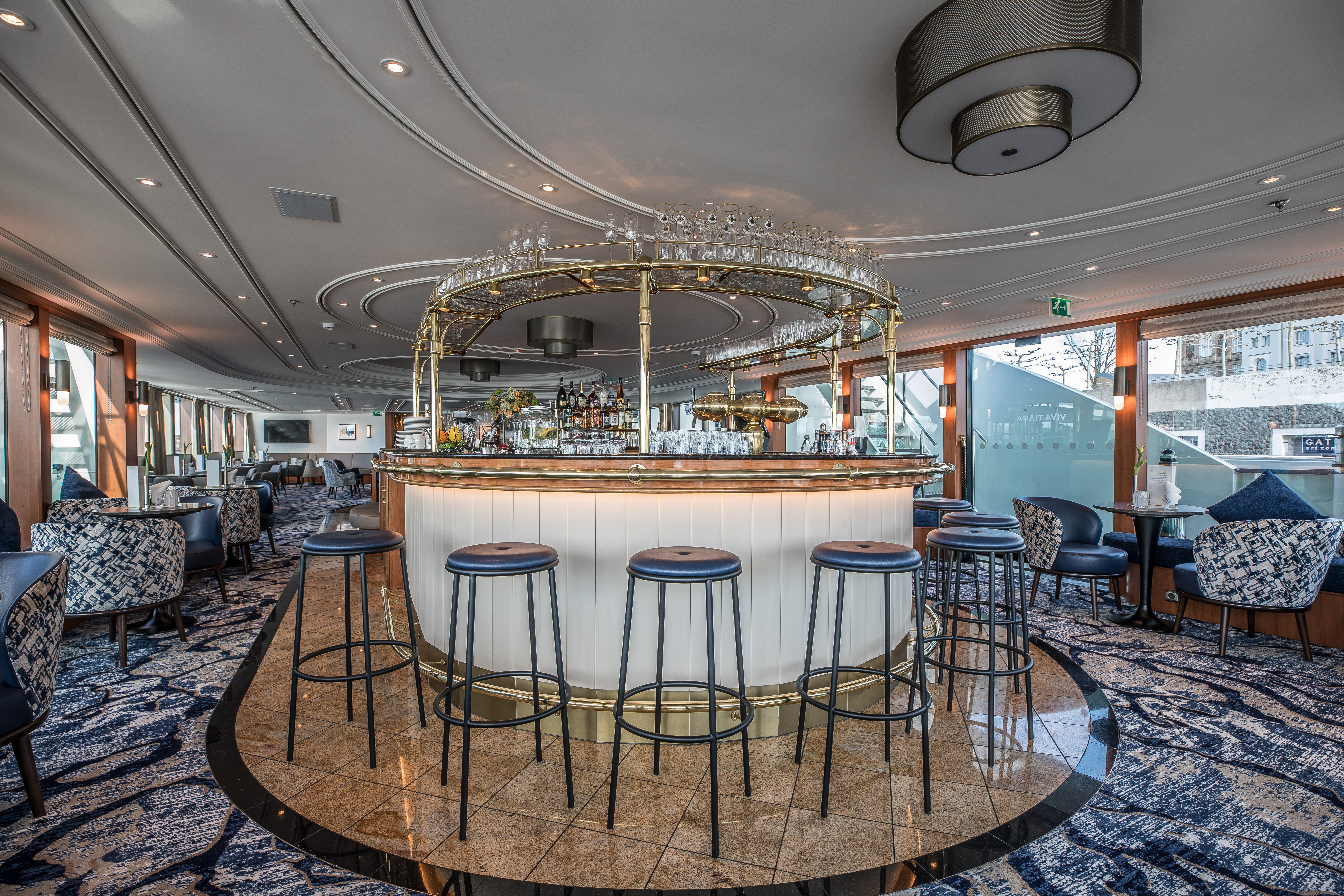 Etter middagen er det deilig å ta en drink i Tiara-baren og ikke glem å nyte det forbipasserende landskapet.