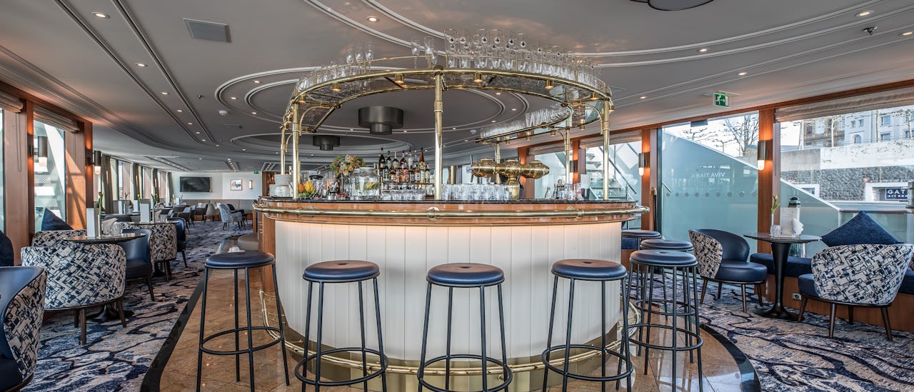 Etter middagen er det deilig å ta en drink i Tiara-baren og ikke glem å nyte det forbipasserende landskapet.