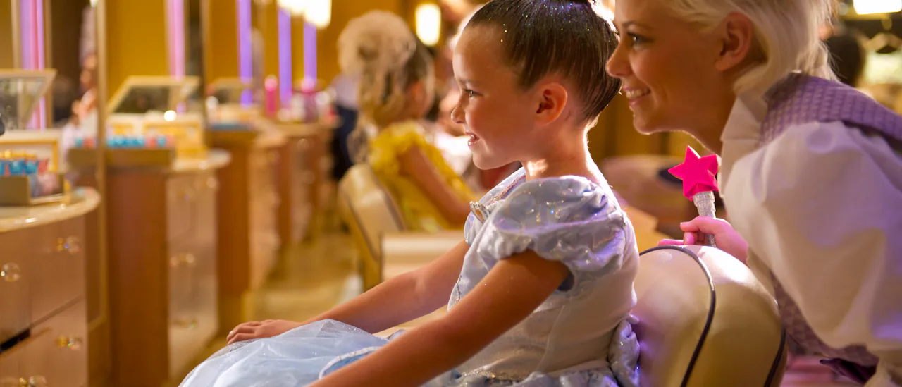 Barna kan kose seg med makeover på Bibbidi Bobbidi Boutique
