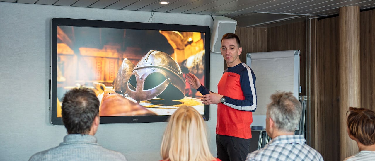 Temaet for ekspedisjonsteamets arbeid varierer avhengig av sesong og destinasjon