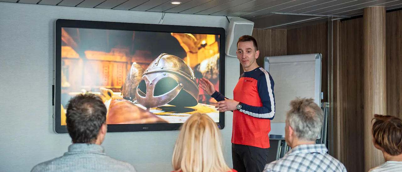 Temaet for ekspedisjonsteamets arbeid varierer avhengig av sesong og destinasjon