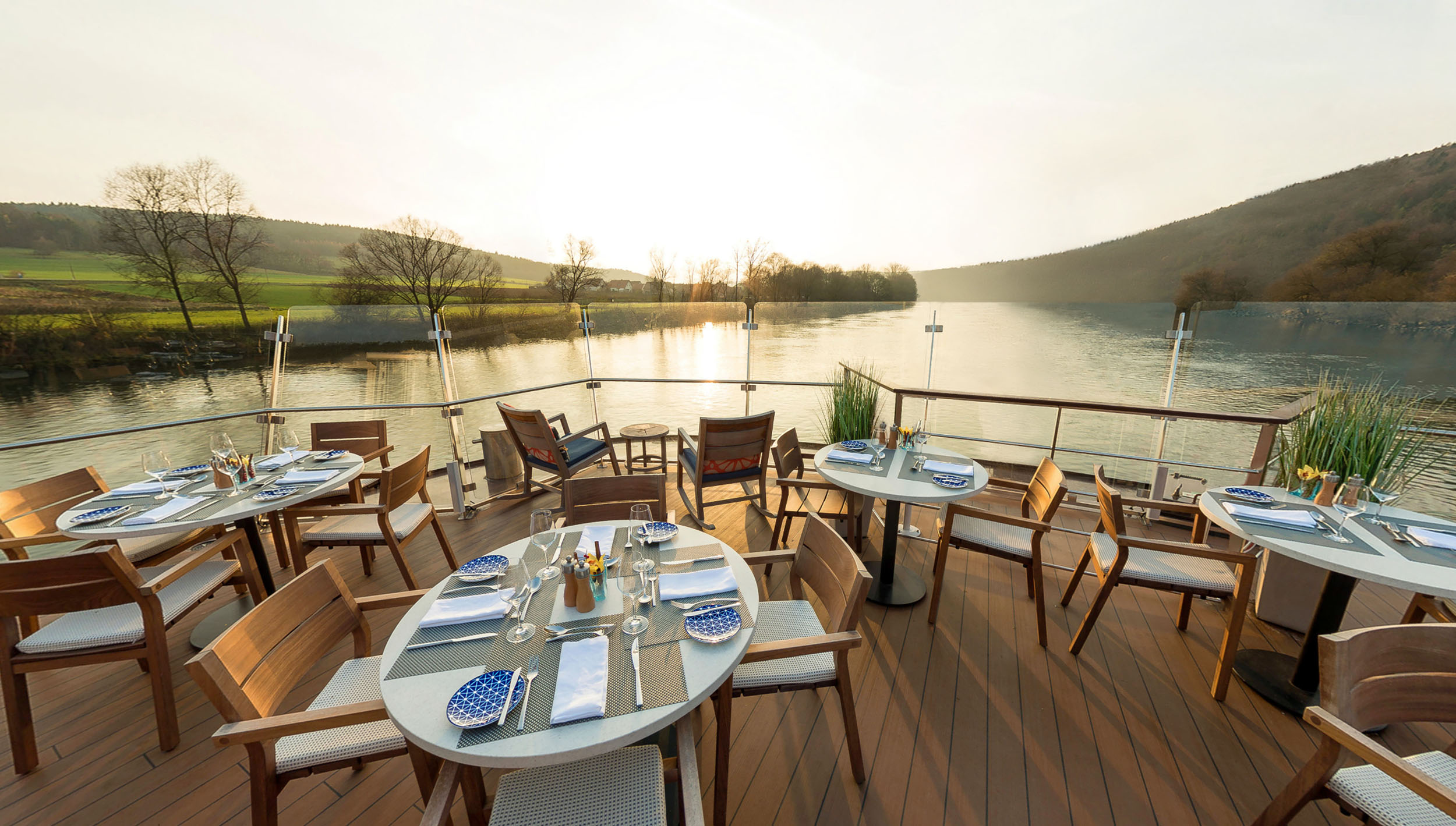 Aquavit Terrace er et avslappet uteområde der reisemålet danner rammen rundt måltidet