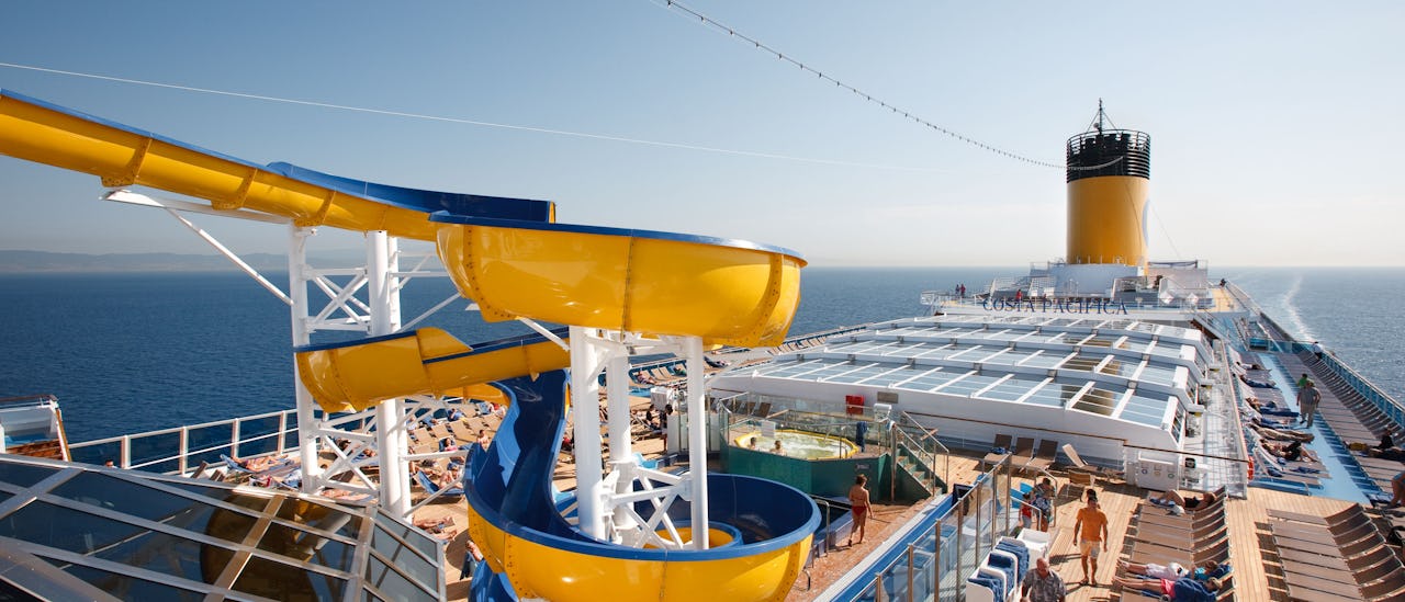 Vannsklie over bassengdekk