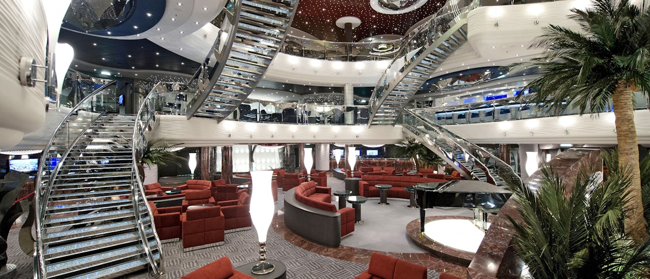 En av trappene i atriet har trappetrinn laget av ekte Swarovski-krystall