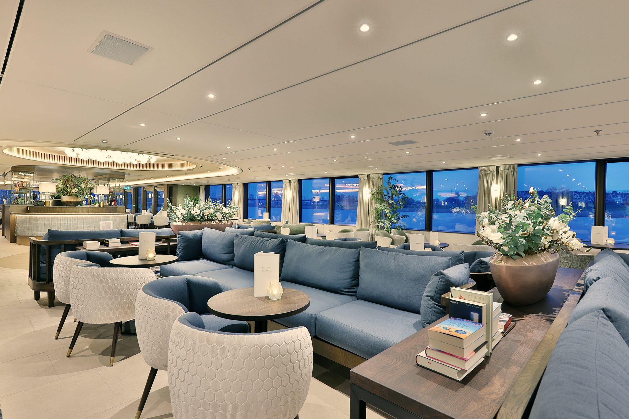 Alle steder har panorama vinduer fra gulv til tak.