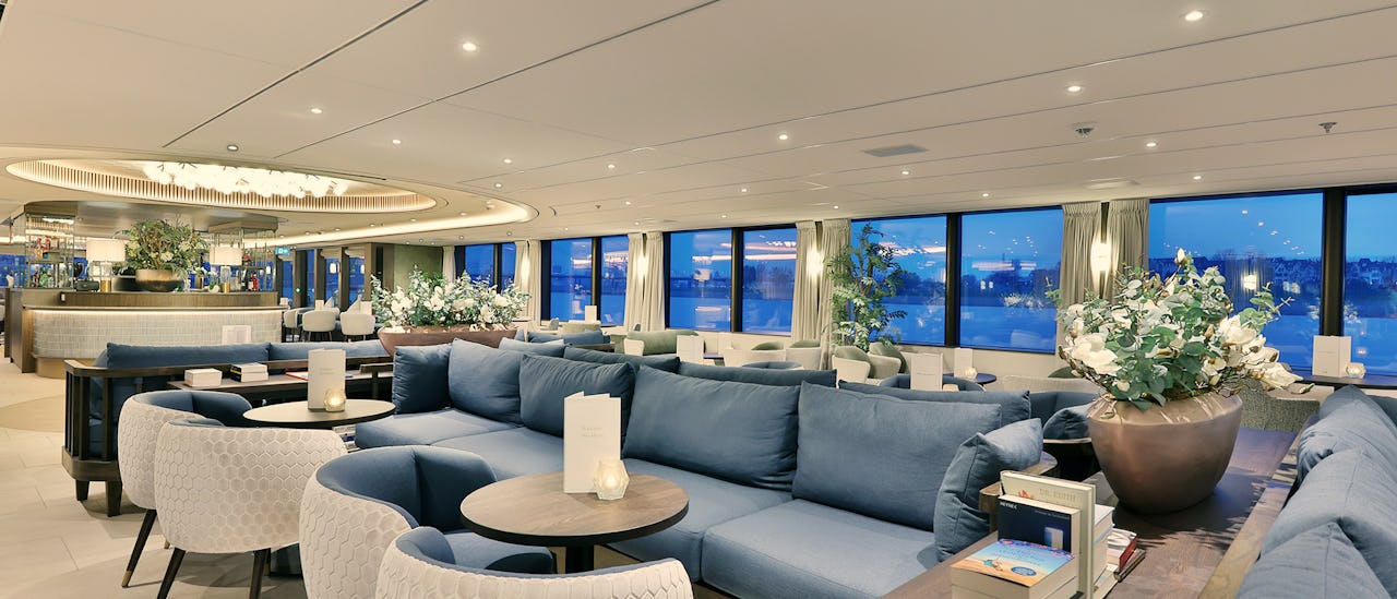 Alle steder har panorama vinduer fra gulv til tak.