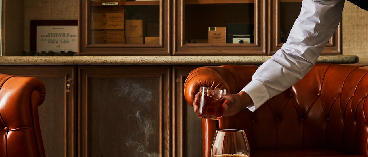 Connoisseur's Corner tilbyr eksepsjonell Cognac og et førsteklasses utvalg av sigarer å kjøpe.