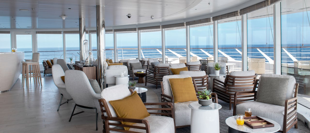 Observasjonssalongen gir en moderne, luftig atmosfære.