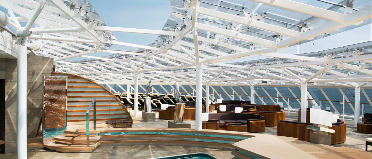 MSC Yacht Club tilbyr en privat opplevelse, inkludert er en restaurant, lounge og bar, basseng og mer