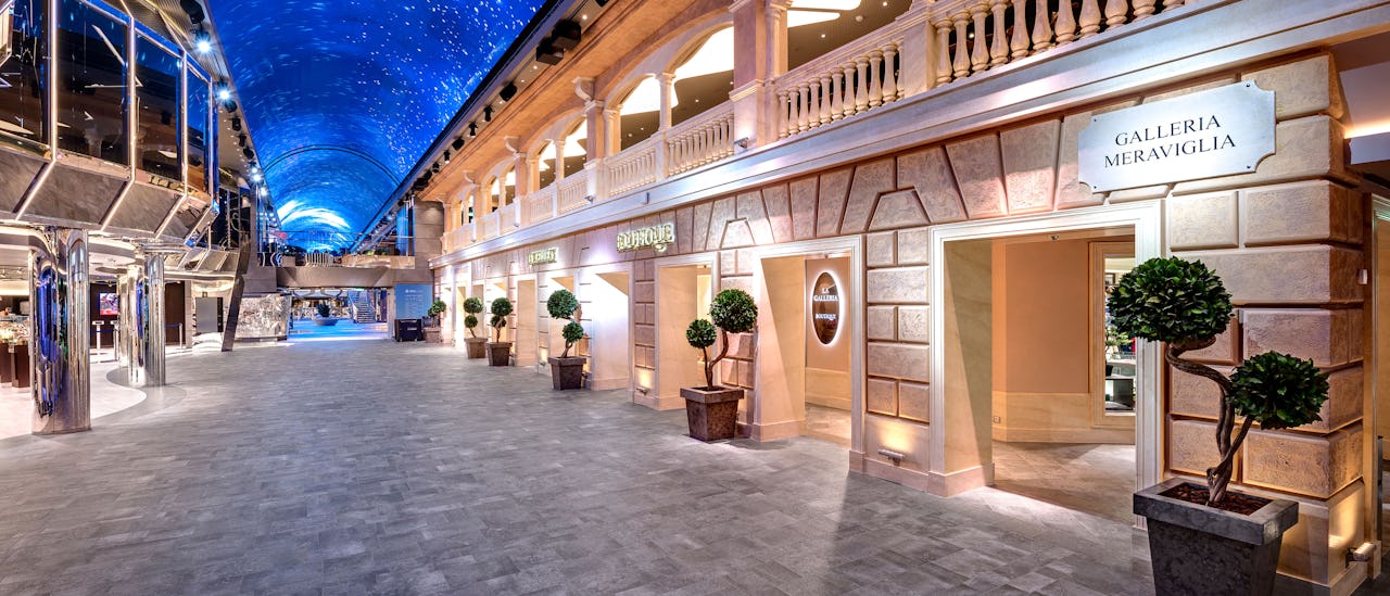 Den 96 m lange promenaden er fylt med butikker, barer og restauranter under en 480 kvm LED-skjerm