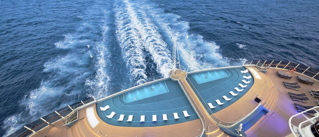 Sukkenes glassgulvbro ligger ved det unike utsiktspunktet på dekk 16-22 meter over Infinity Pool.