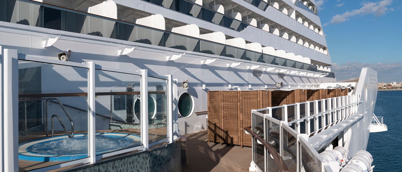 Boblebad på 360° Waterfront Boardwalk.