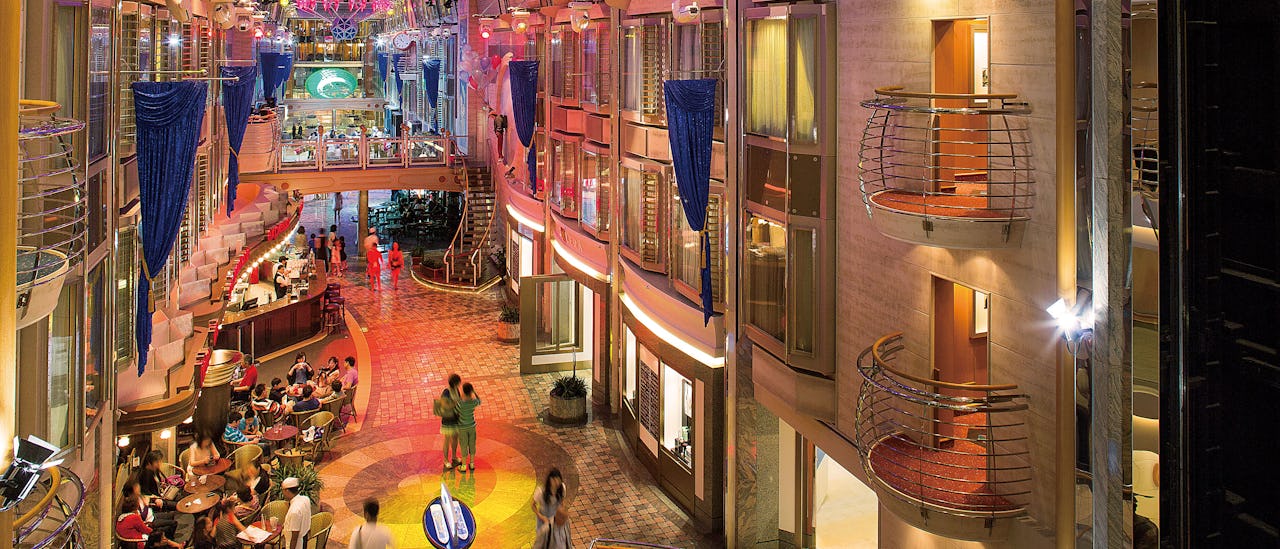 Spaser blant butikker, barer og restauranter på Royal Promenade