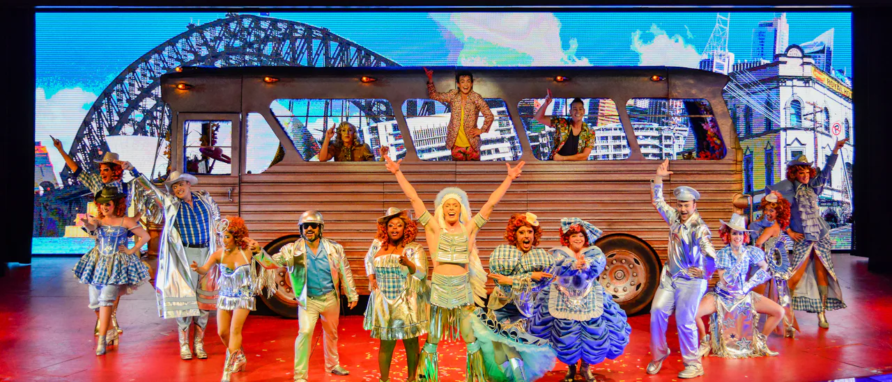Se et 90 minutters påkostet sett av musikalen Priscilla - Queen of the Desert