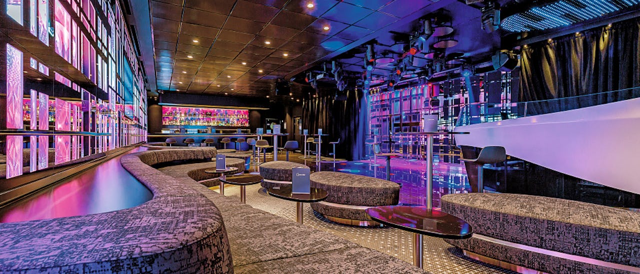 For a night of dancing, head to the Abtanz Bar with its spacious dance floor!