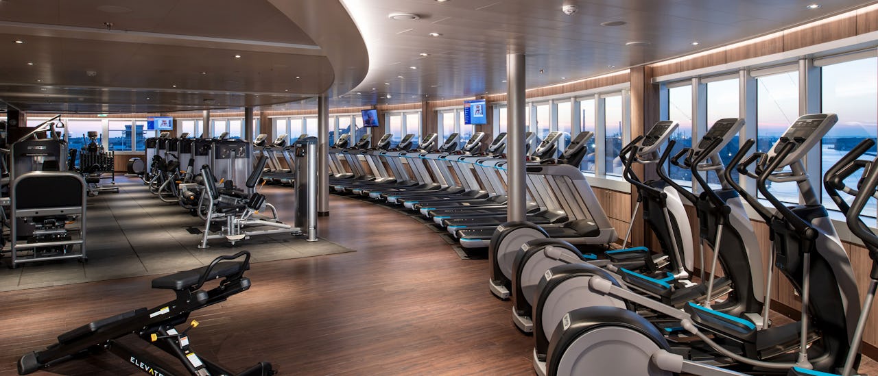 Tren med havutsikt på et velutstyrt treningsstudio